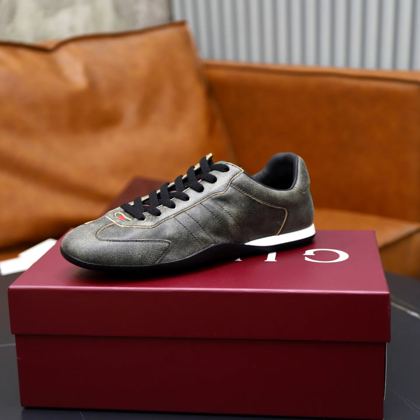 Ex-factory price: 580💰💰Gucci Shift series couple's sports shoes ❗❗ The Gucci Shift series is newly launched, with a lightweight design that reinterprets sports style. The neat silhouette adds a sense of freedom and exudes sophistication when moving. The webbing detail runs like an endless ribbon throughout the design, and the side seam details add a finishing touch. ❗Original development ❗Washed effect cowhide upper ❗Two-color Tpu outsole ❗Size: Female 35-41 Male 39-45
